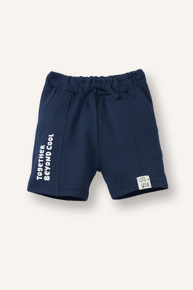 ديفاكتو شورت اولادي بطبعة شعار قماش خفيف قصة عادية - Image 1